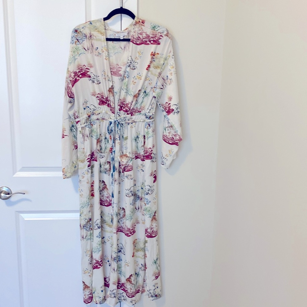 New beautiful light silky robe. Never worn without tags. Could also be a duster💖